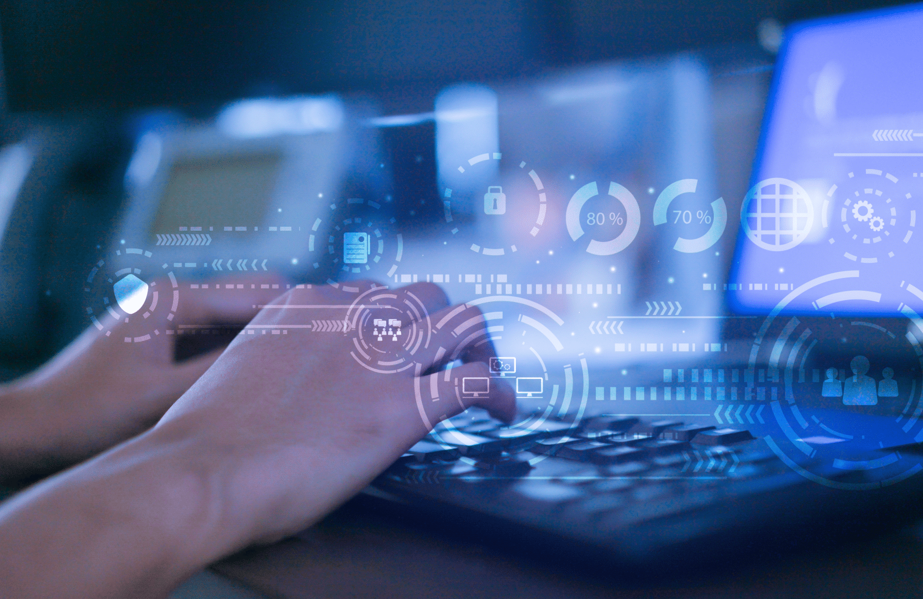 Close na mão de um homem programador digital que está registrando no computador dados do sistema ou acesso com interface virtual de cyber segurança na sala de operação