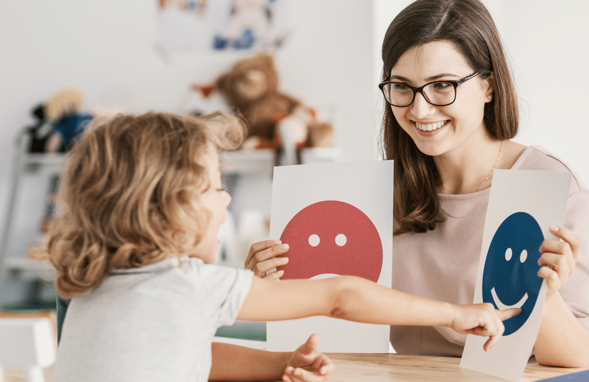 Emoticons de emoção usados por um psicólogo durante uma sessão de terapia com uma criança com transtorno do espectro do autismo.