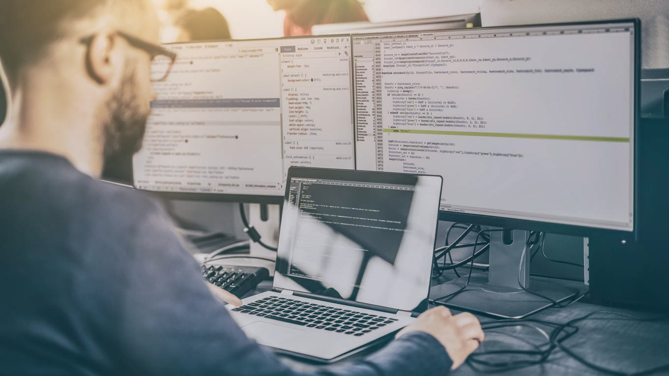 Para o processo seletivo de 2026, o programa oferece 30 vagas para o Mestrado e 10 vagas para o Doutorado em Informática Aplicada. - Foto: Getty Images