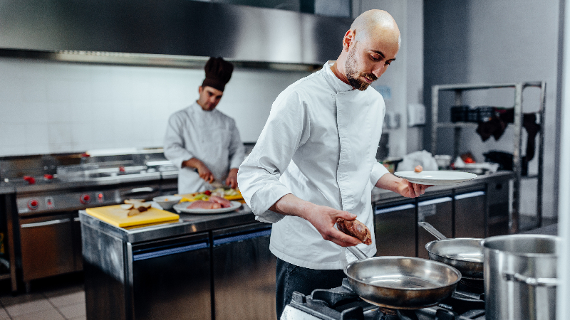Com 20 vagas, a capacitação é voltada para o público masculino que tenha interesse em se desenvolver na cozinha (Foto: Getty Images)
