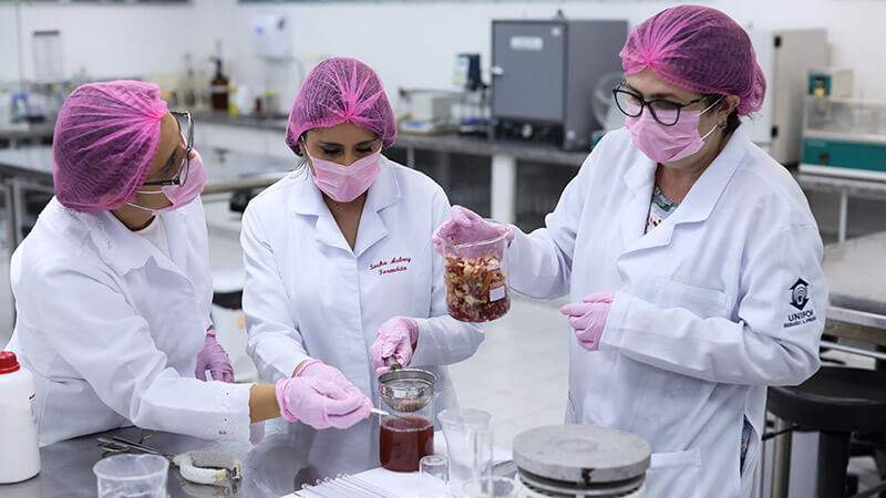 O edital vai apoiar projetos de pesquisa liderados por mulheres (Foto: Ares Soares)