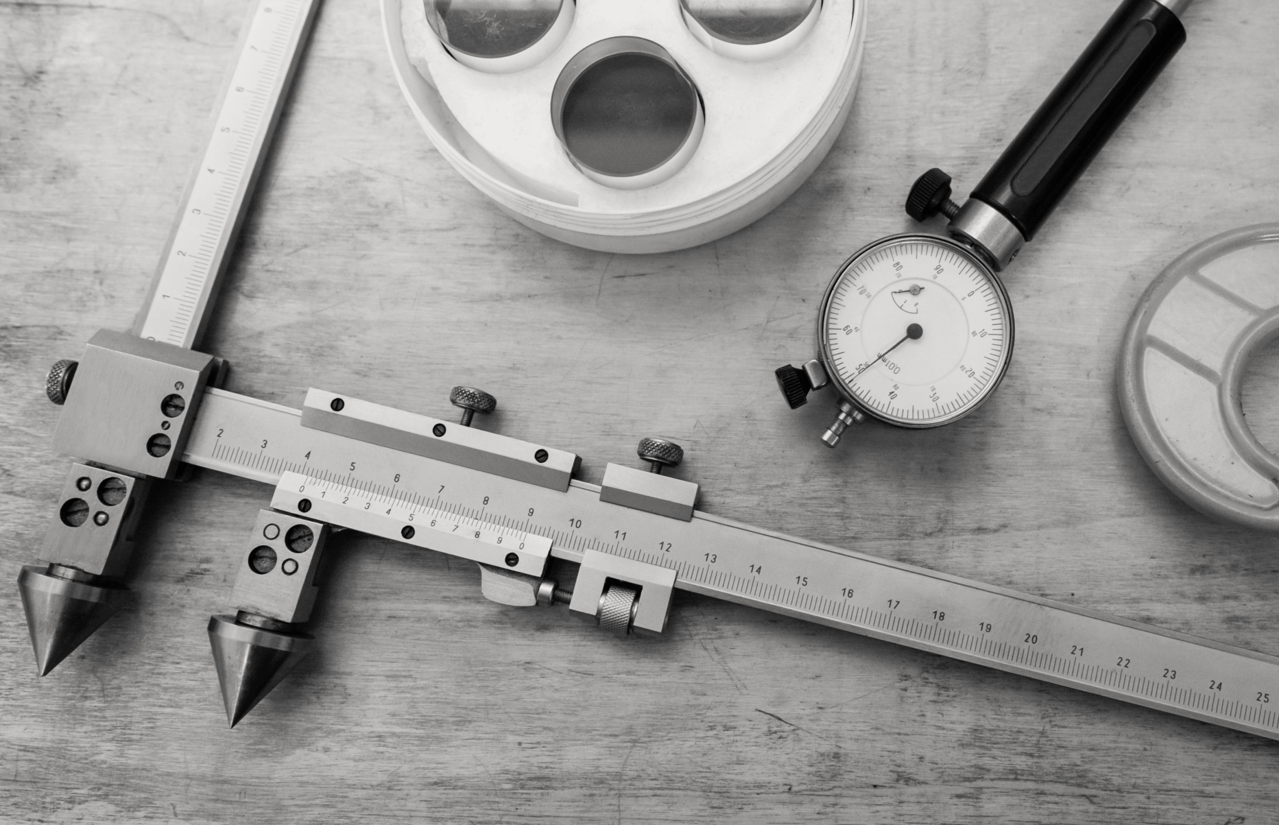 Instrumentos de medição do metal em uma tabela de madeira
