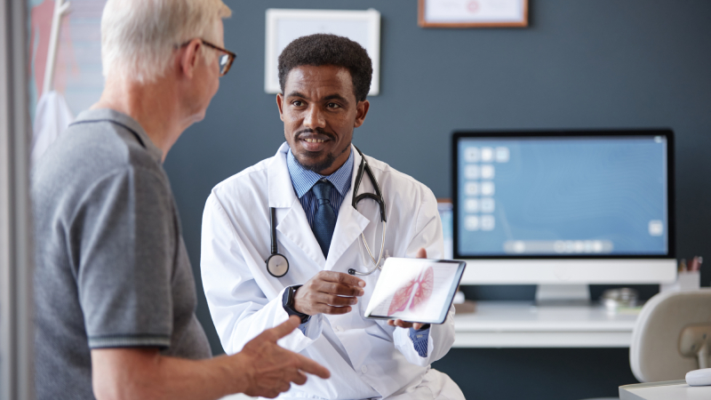 A geriatria é a especialidade médica focada no envelhecimento saudável, prevenção, diagnóstico e tratamento de doenças em idosos (Foto: Getty Images)
