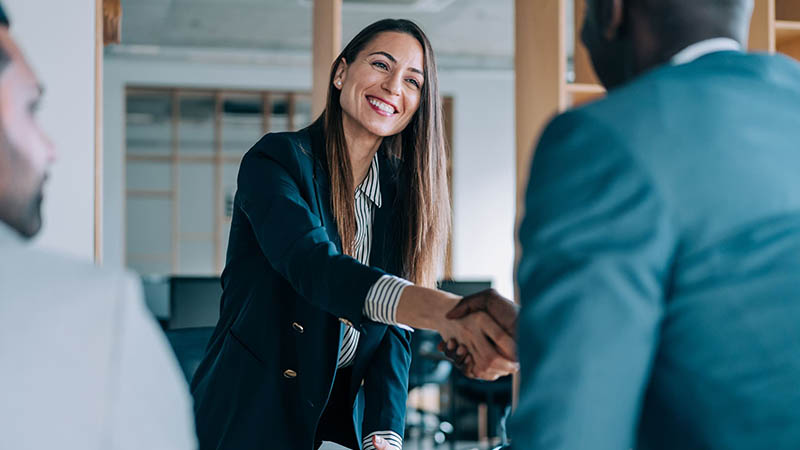 São dezenas de cursos de curta duração e de pós-graduação lato sensu disponíveis para as empresas conveniadas, que podem personalizar o programa de acordo com as próprias necessidades (Fotos: Getty Images / Arte: Luiz Gonzaga)