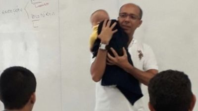 Alessander Mendes acalmou o bebê por alguns minutos durante sua aula (Foto: arquivo pessoal)