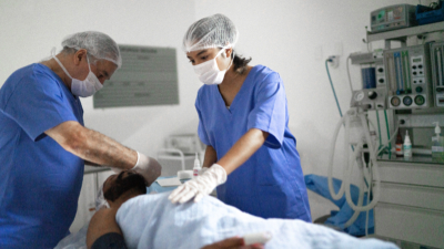 Grande diferencial da especialização em Enfermagem em Terapia Intensiva, o estágio hospitalar fortalece a formação ao unir prática, raciocínio clínico e decisões seguras em UTIs (Foto: Getty Images)