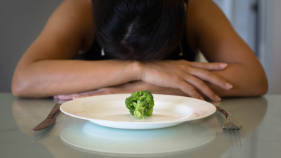 As disfunções alimentares têm impactos físicos e psicológicos profundos, afetando a saúde das pessoas e suas relações sociais (Foto: Getty Images)