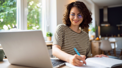 O ensino a distância (EaD) é ideal para quem deseja conciliar os estudos com as responsabilidades pessoais e profissionais (Foto: Getty Images)