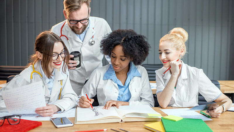 O objetivo principal é promover a formação integral de futuros profissionais, docentes ou pesquisadores na área das Ciências Médicas, que deverão ser caracterizados pela formação técnica, científica e didática de alto nível. (Foto: Getty Images)