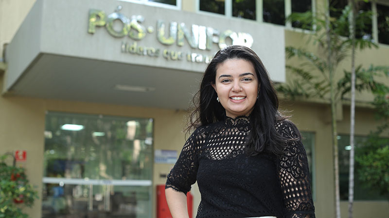 Suzane Passos de Vasconcelos, recém pós-graduada pelo Mestrado Profissional em Tecnologia e Inovação em Enfermagem (MPTIE) da Universidade de Fortaleza. Foto: Ares Soares.