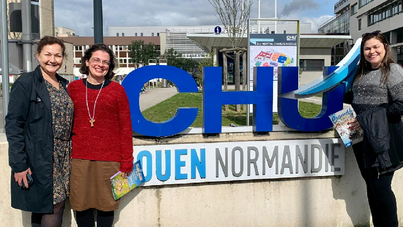 Nadia Cherchem, docente responsável pelo estágio, recebe Érika Leite e Petrúcia Pinheiro na França (Foto: Arquivo pessoal)