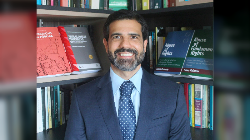 Fábio Peixoto se tornou mestre em Direito Constitucional pela Unifor em 2022 e, no ano seguinte, viu seu trabalho ser reconhecido pela Capes e FIBE (Foto: arquivo pessoal)