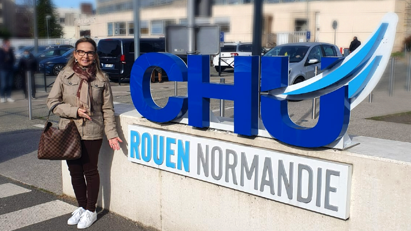 A médica e mestranda Lara Maia participou de um estágio no Campus Santé Rouen Normandie, na França (Foto: Arquivo pessoal)