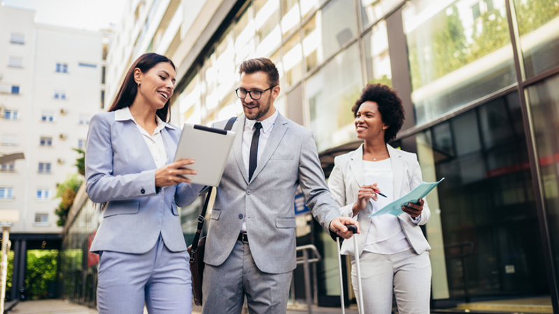 Iniciativa visa aproximar os participantes do mercado de trabalho por meio de visitas à empresas, atividades práticas e reuniões com profissionais renomados (Foto: Getty Images)