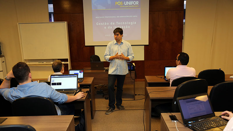 Turma do curso de Mestrado Profissional em Administração da Unifor. Curso agrega valor às carreiras dos alunos, além do networking diferenciado.