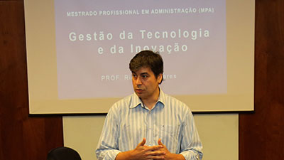O curso alinha teoria e prática para tornar o profissional apto a se destacar no mercado de trabalho, instigando o pensar global e o agir local (Foto: Ares Soares)
