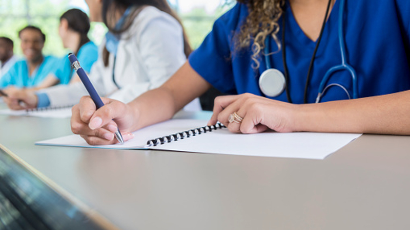 O edital tem a finalidade de selecionar alunos do PPGSC para receber os benefícios de bolsa decorrente do Programa de Bolsas de Formação Acadêmica (Capes) e do Edital 38/2022 da Funcap. (Foto: Getty Images)