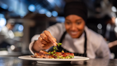 Com duração de 18 meses, curso da Pós-Unifor aposta em metodologias ativas e aplicação prática para formar cozinheiros técnicos e criativos (Foto: Getty Images)