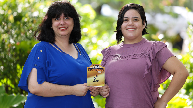 Ana Elisa Passarela e Vitória Perdigão são graduadas em Design Gráfico e iniciaram a especialização em 2023 (Foto: Ares Soares)