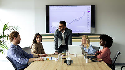 O mundo corporativo segue cada vez mais dinâmico e exigente, demandando atualização constante dos profissionais para conquistarem sucesso. (Foto: Getty Images)