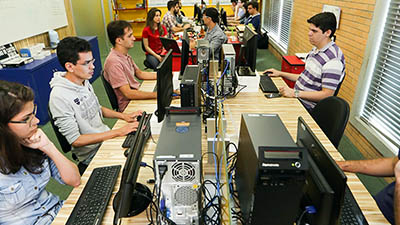 O aluno da Pós-graduação em Informática Aplicada da Unifor visa desenvolver pesquisas voltadas para a busca de soluções para problemas atuais e importantes (Foto: Ares Soares/Unifor)