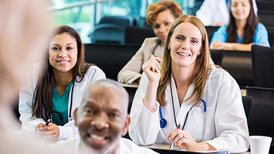 Podem participar da seleção profissionais graduados em diversas áreas da saúde, como Medicina, Enfermagem, Fisioterapia, Farmácia, Fonoaudiologia, Educação Física, Nutrição, Odontologia, Psicologia, entre outras (Foto: Getty Images)