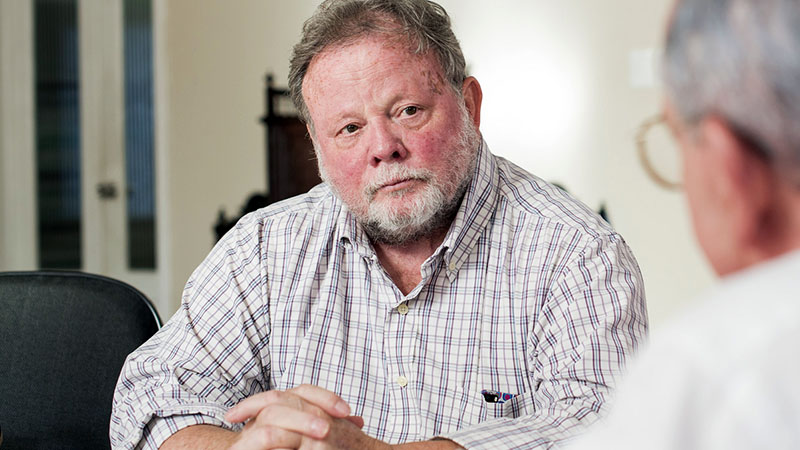 O prof. Tim Finan eem 35 anos de carreira na Universidade de Arizona. Aos 21 anos foi morar em Guaraciaba do Norte (CE) e hoje possui o título de Cidadão Honorário daquele município, bem como o da cidade de Fortaleza. (Foto: Ribamar Neto/UFC)