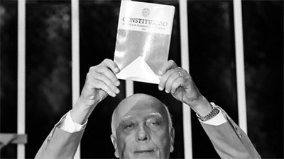 Há 30 anos iniciaram-se os trabalhos da Assembléia Nacional Constituinte e assumiu os trabalhos o deputado Ulysses Guimarães. Aquele trabalho resultou na Constituição promulgada em 5 de outubro de 1988 (Foto: Arquivo Agência Brasil)