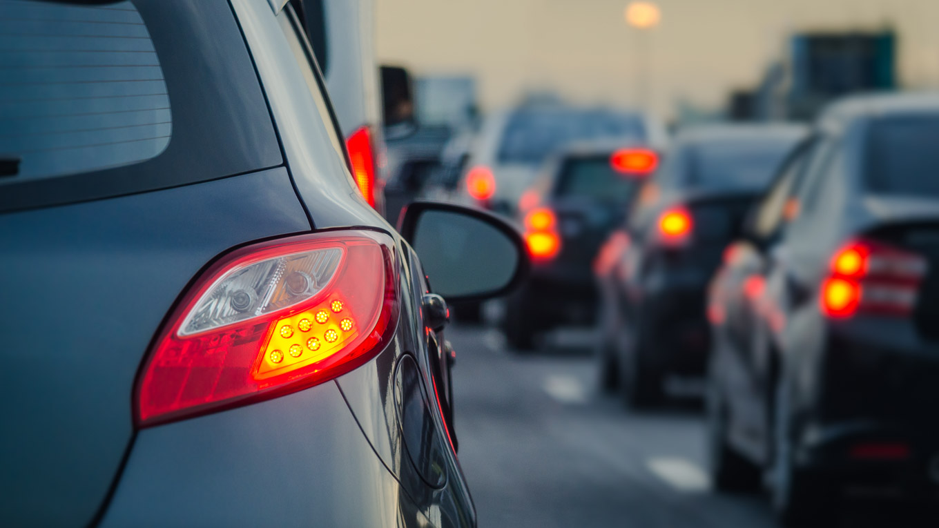 Duas fileiras de carros estão paradas no trânsito.