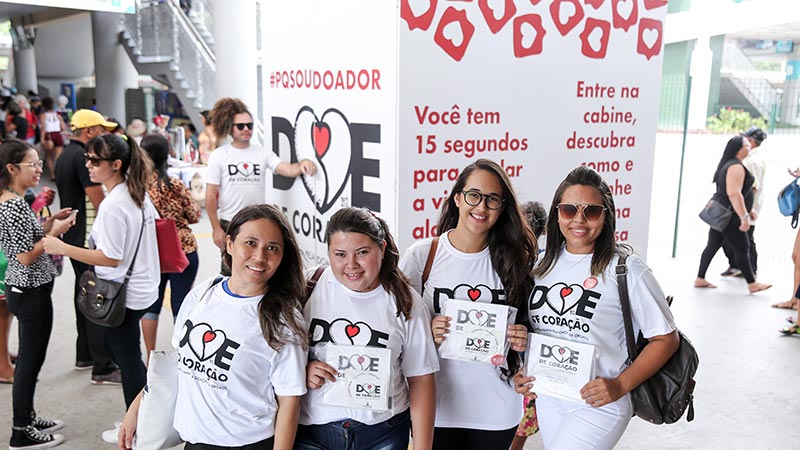 Uma cabine para que usuários gravem vídeos de incentivo à doação de órgãos e tecidos foi instalada no terminal de Messejana. As ações seguem por todo o mês de setembro (Foto: Ares Soares)