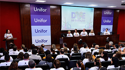 Representante da Central de Transplantes do Ceará, a enfermeira Mônica Maria Paiva discursou sobre a importância do diálogo familiar para a doação de órgãos (Foto: Ares Soares)