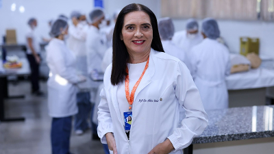 Além de professora doutora da Unifor, Mônica é enfermeira assistencial e coordenadora da Residência Multiprofissional em Transplantes do HGF (Foto: Ares Soares)