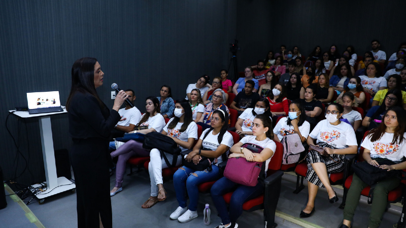 “O papel da enfermagem no pré e pós-operatório de transplantados” foi tema do encontro do dia 14 de setembro, que teve Mônica Studart, doutora em Enfermagem, como palestrante (Foto: Ares Soares)