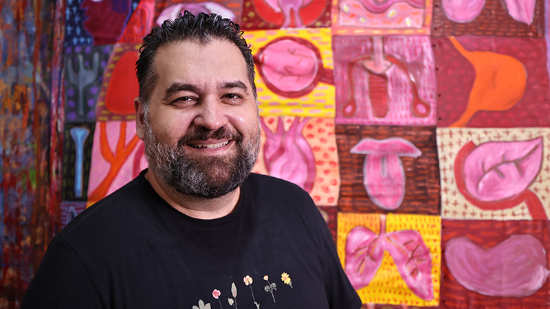 Wilson Neto, artista visual responsável por recriar a marca da Doe de Coração para a edição 2025 (Foto: Ares Soares)