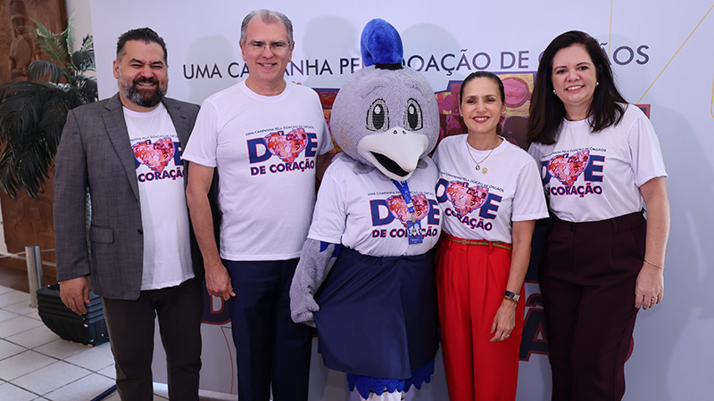 O artista Wilson Neto, o reitor da Unifor, professor Randal Martins Pompeu, a vice-presidente da Fundação Edson Queiroz, Manoela Queiroz Bacelar, e a coordendadora da campanha 2025, professora Daniela Monteiro (Foto: Ares Soares)