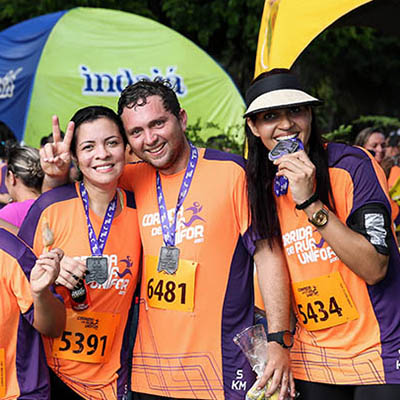 corredores com medalha após a Corrida de Rua Unifor