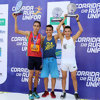 atletas campeões da corrida de rua unifor no pódio