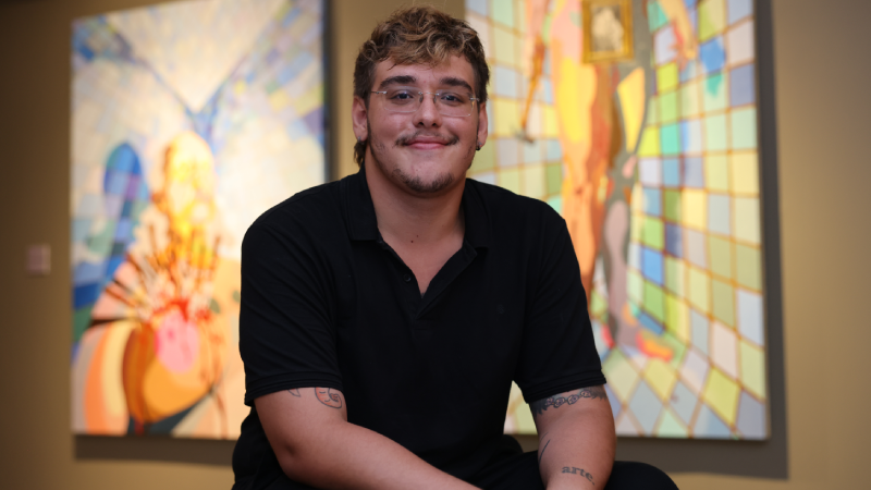 Arrudas está expondo na 22ª Unifor Plástica duas obras que abordam a questão da sexualidade (Foto: Ares Soares)