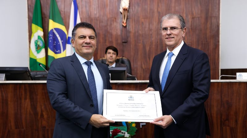 Vereador e professor da Unifor, Danilo Lopes, entrega certificado em homenagem aos 50 anos da Unifor ao Reitor Randal Pompeu (Foto: Ares Soares)