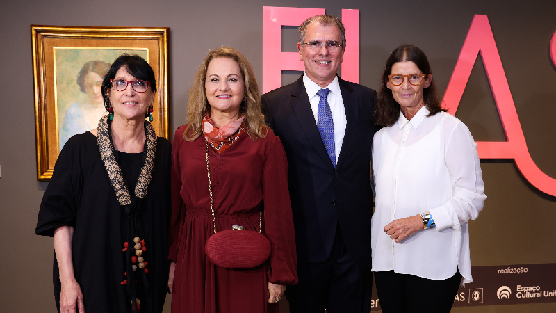 Denise Mattar, Lenise Queiroz Rocha, professor Randal Pompeu e Tarsilinha do Amaral, na abertura da exposição, no Espaço Cultural Unifor (Foto: Ares Soares)