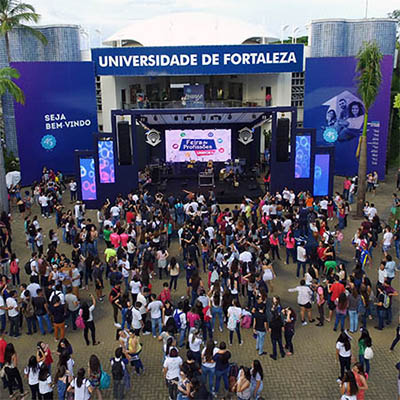 drone capta do alto imagens do campus da Unifor com vários alunos