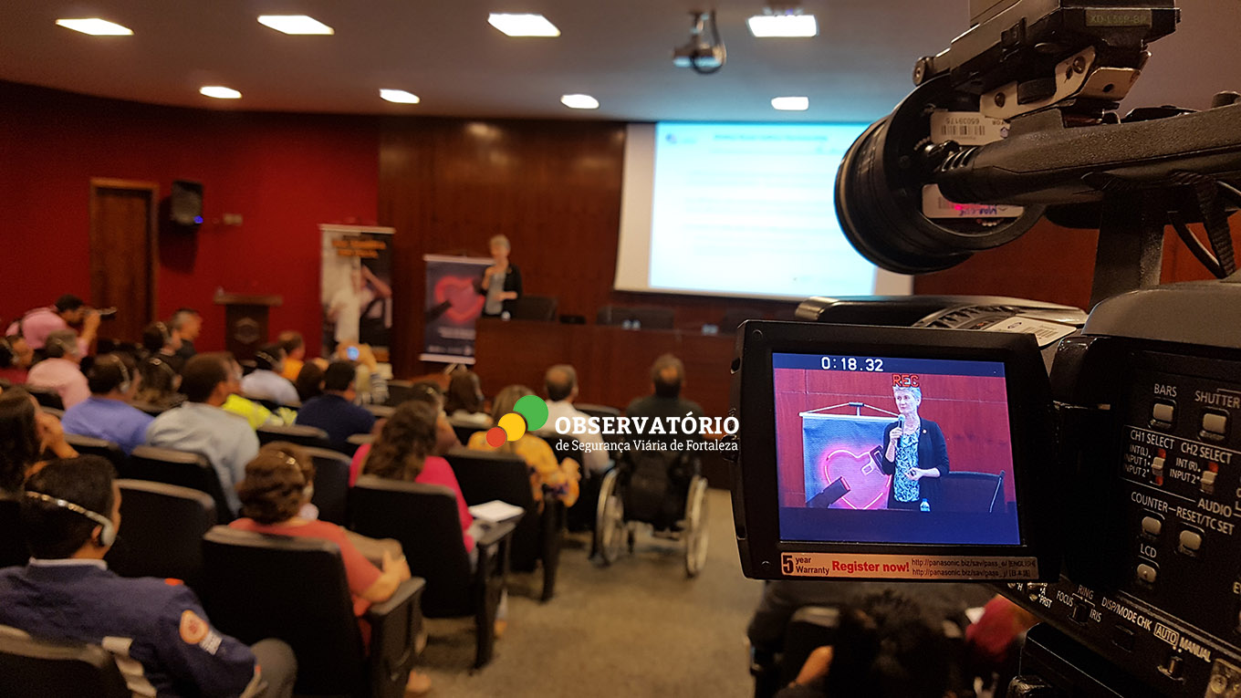 convidada falando em palestra