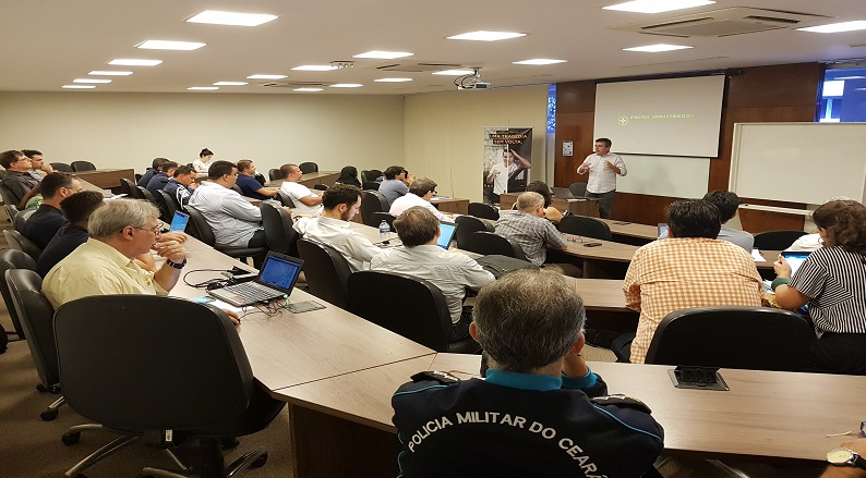 A iniciativa é inspirada no curso Global Road Safety Leadership, realizado pela JHU em conjunto com a GRSP com abordagem multidisciplinar para os diferentes aspectos na área de segurança no trânsito.